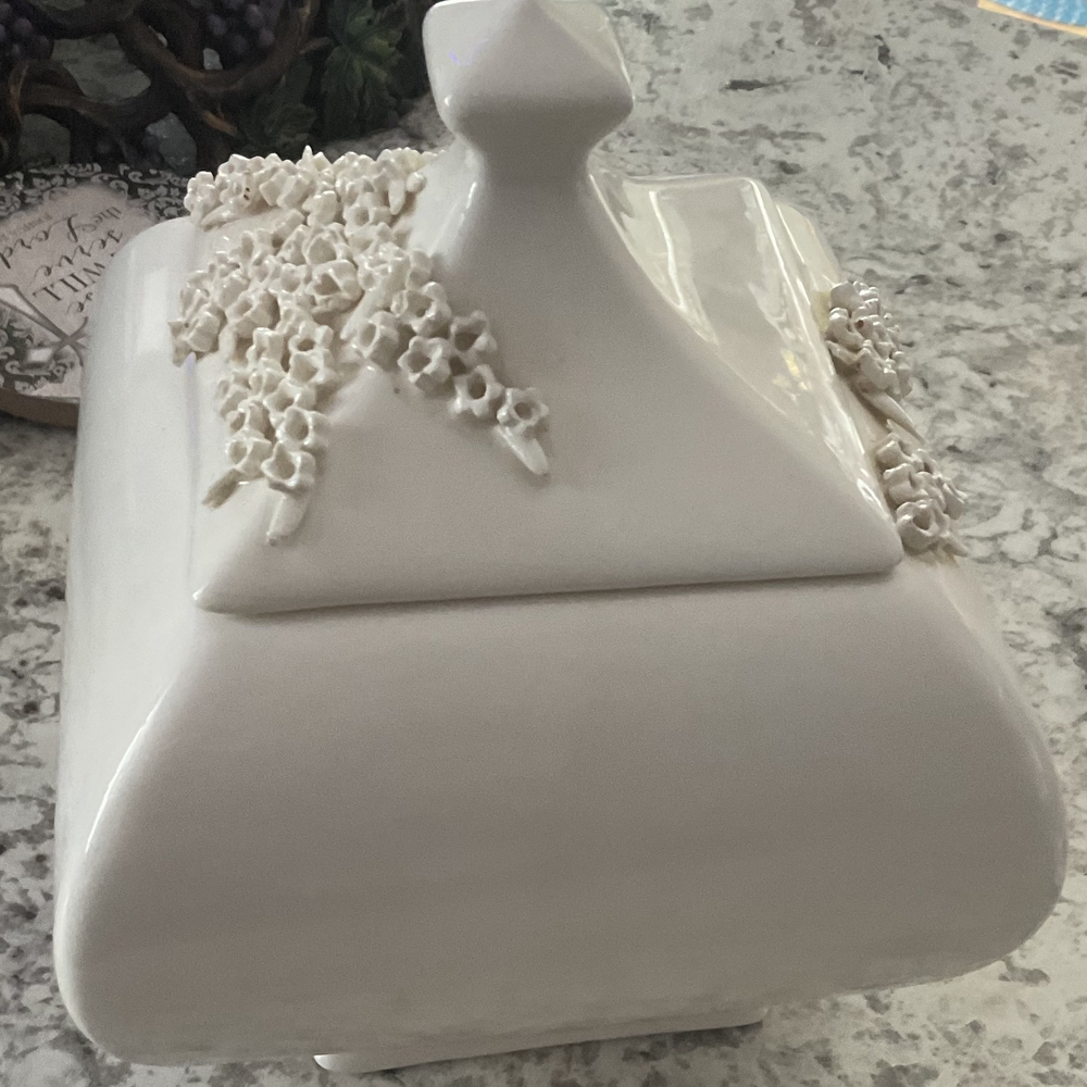 Elegant White Ceramic Box with Floral Design - Picture 6 of 9